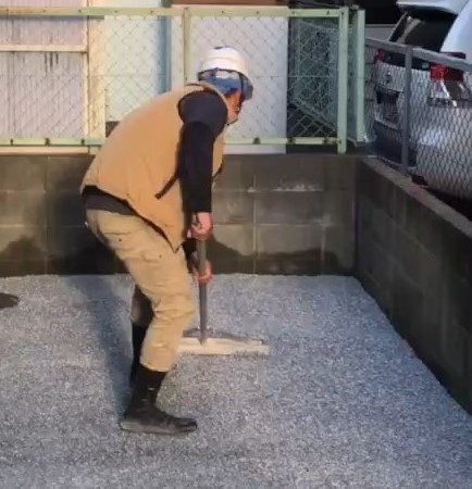 砂利敷作業の様子
